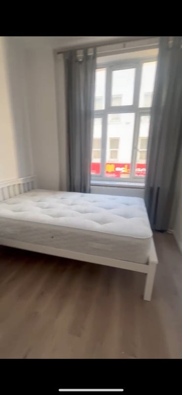 Room Whitechapel Road in Greater London
