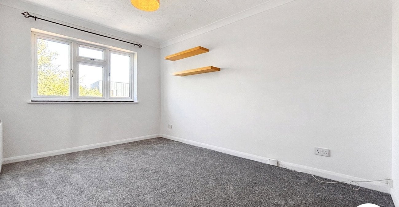 Flat Cheshunt Road in Greater London