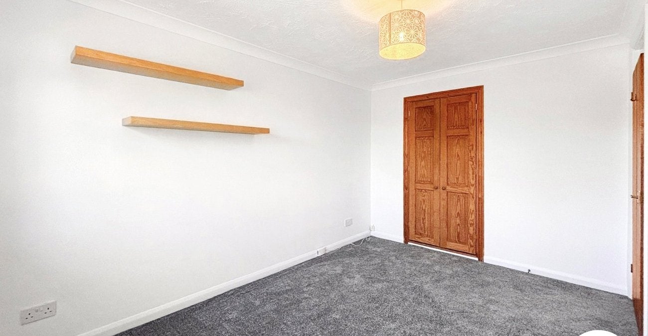 Flat Cheshunt Road in Greater London