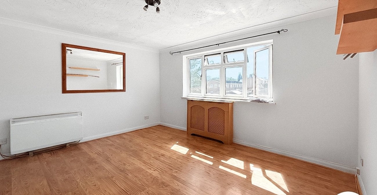 Flat Cheshunt Road in Greater London