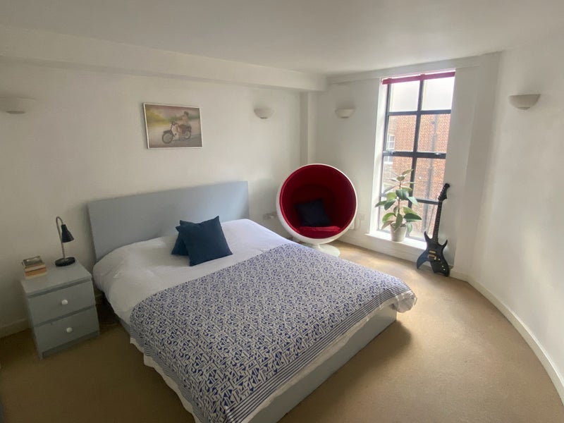 Flat Boundary Street in Greater London