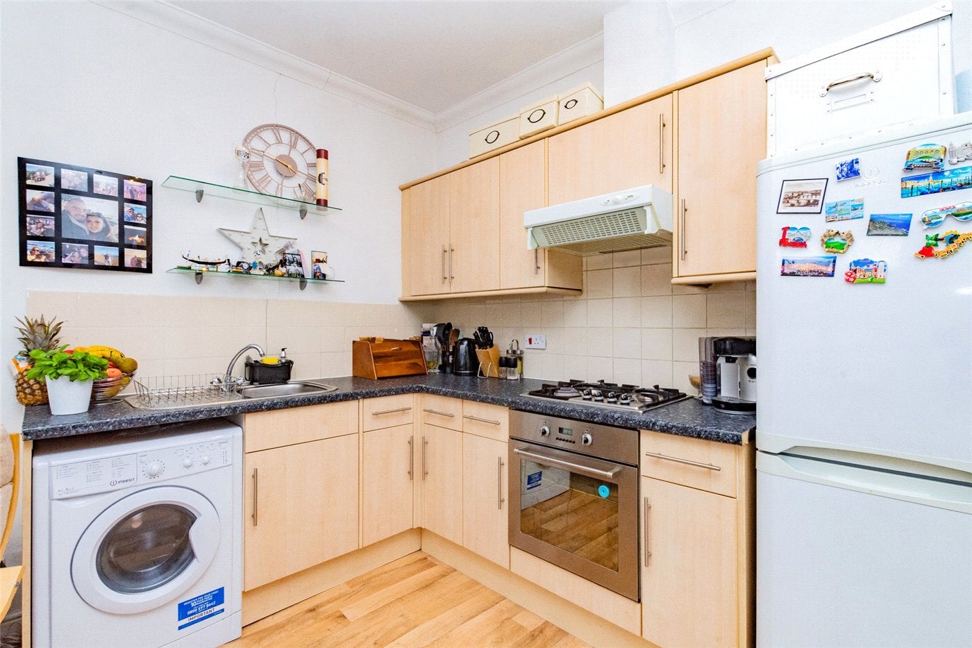 Flat Vale Grove in Greater London