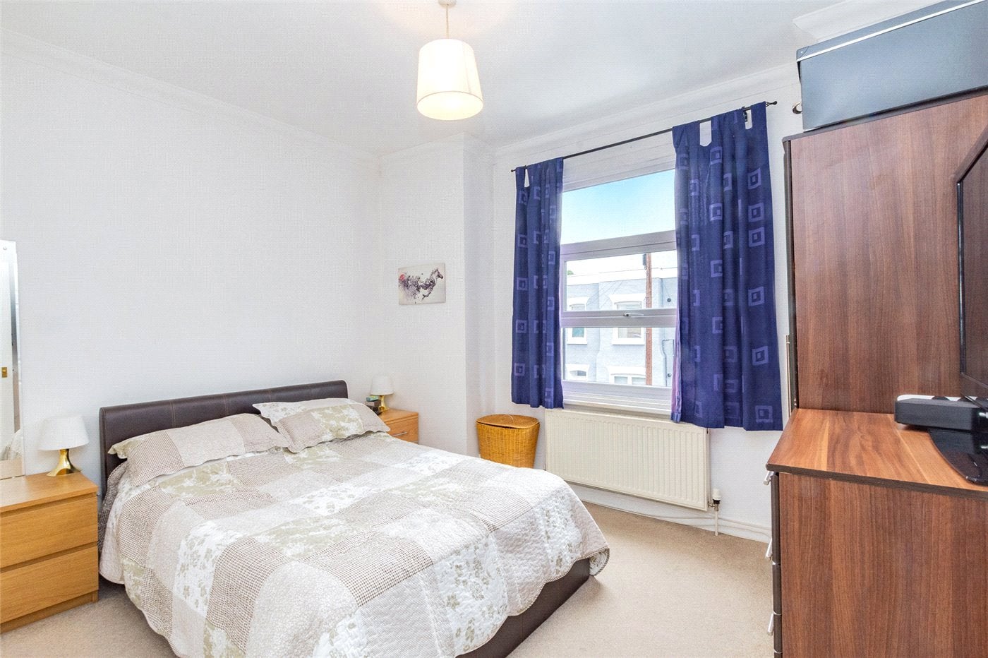 Flat Vale Grove in Greater London