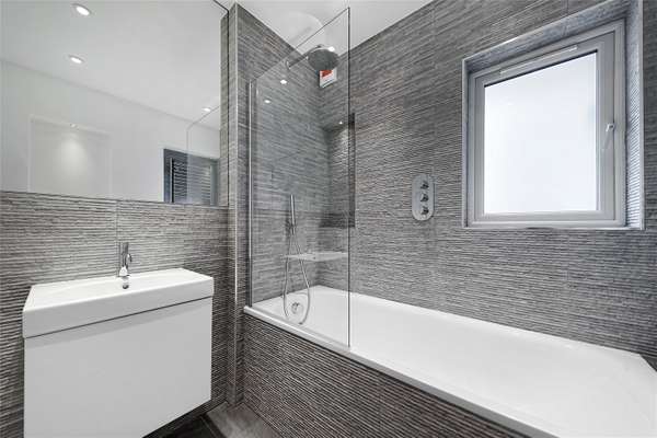 Flat Wiseton Road in Greater London