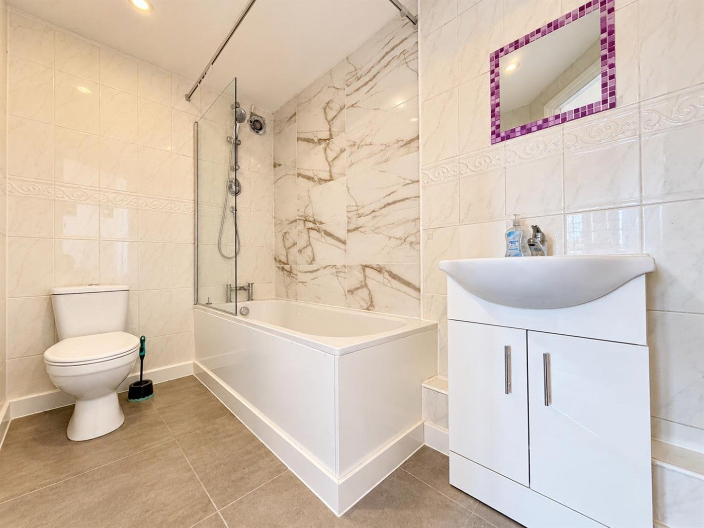 Flat Newcombe Gardens in Greater London