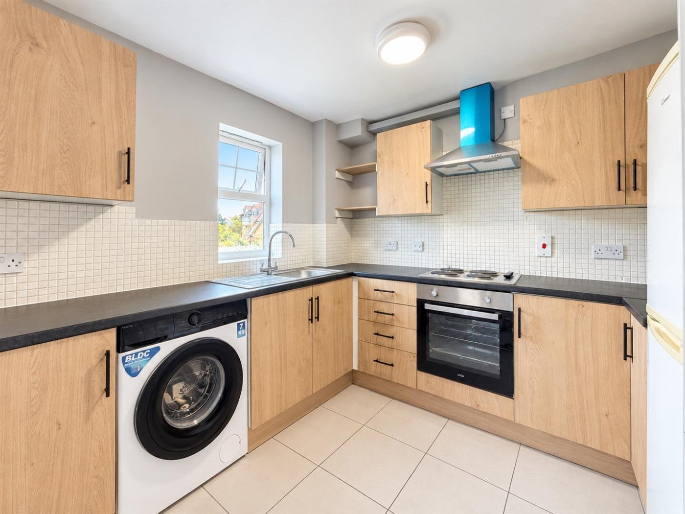 Flat Newcombe Gardens in Greater London