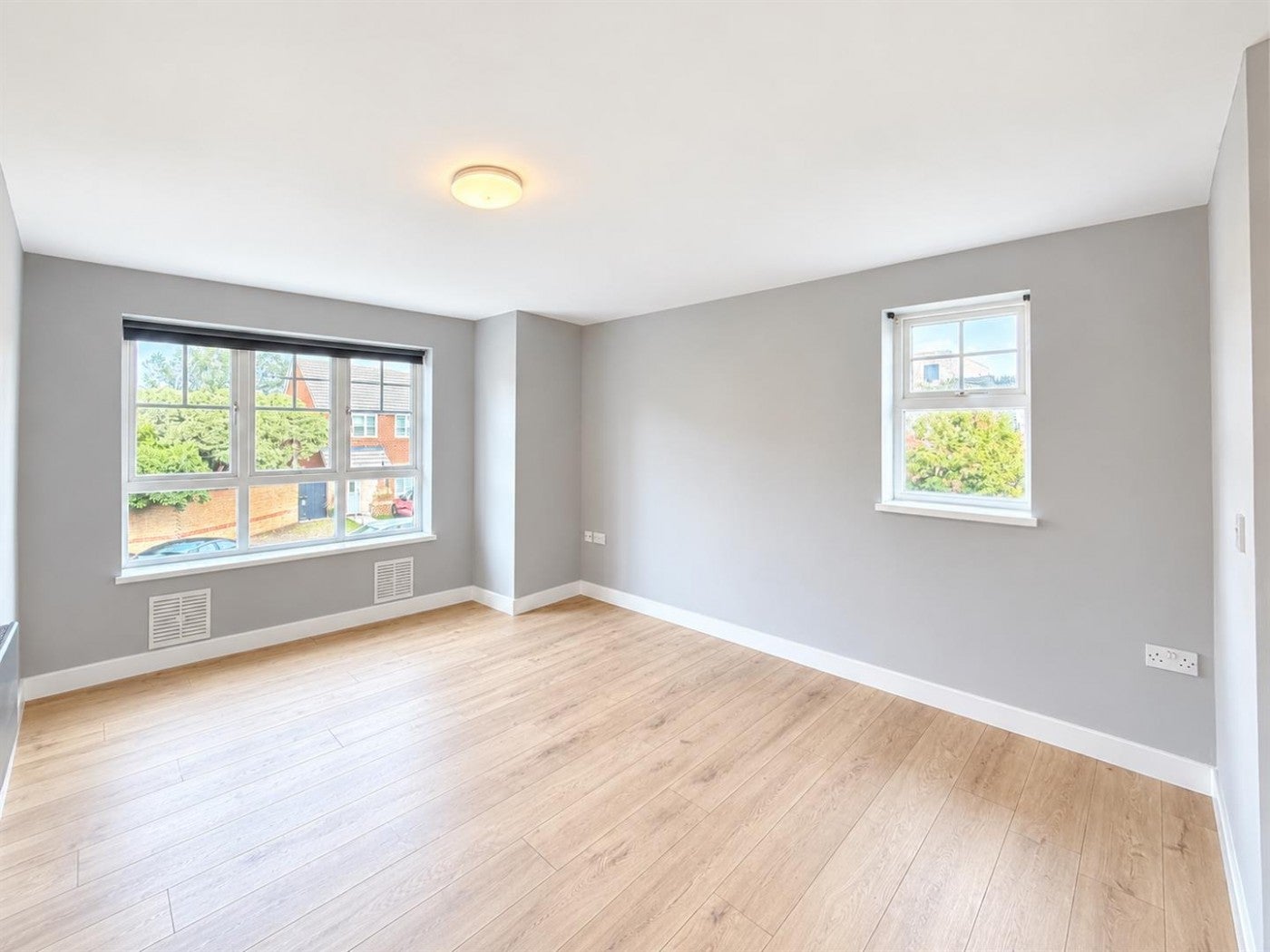 Flat Newcombe Gardens in Greater London