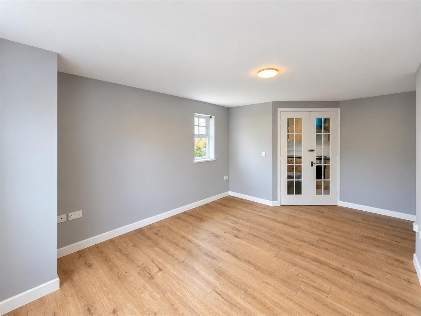 Flat Newcombe Gardens in Greater London
