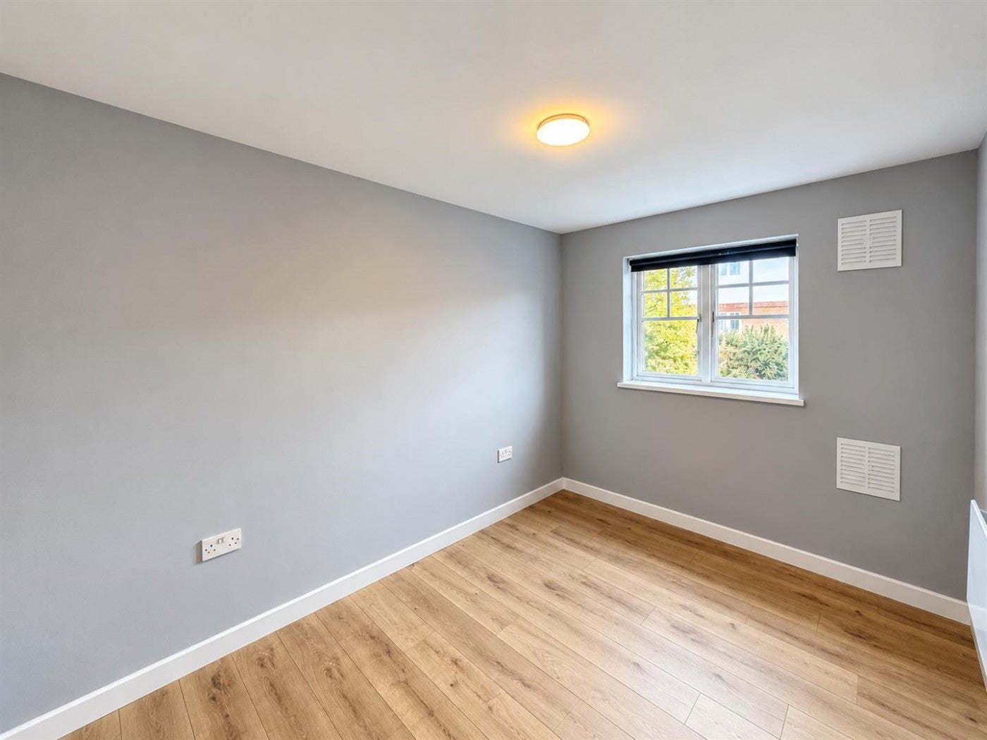 Flat Newcombe Gardens in Greater London