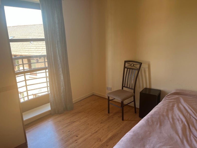 Room Dumbarton Road in Glasgow
