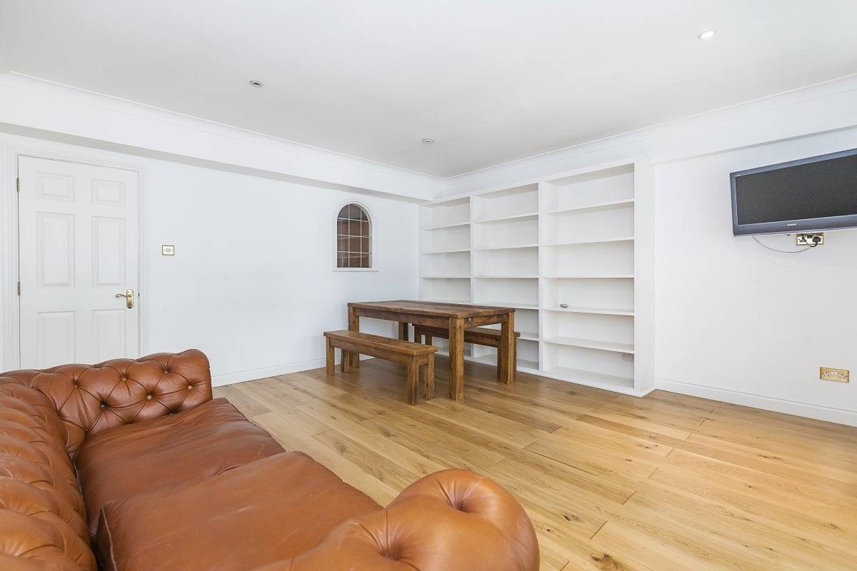 Flat East Harding Street in City of London