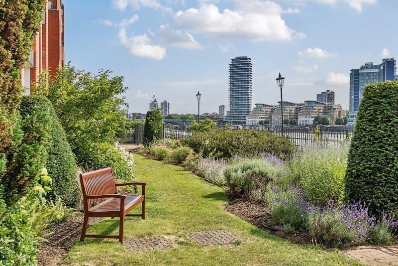 Room William Morris Way in Greater London