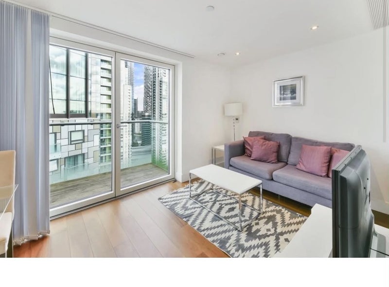 Flat Lincoln Plaza in Greater London