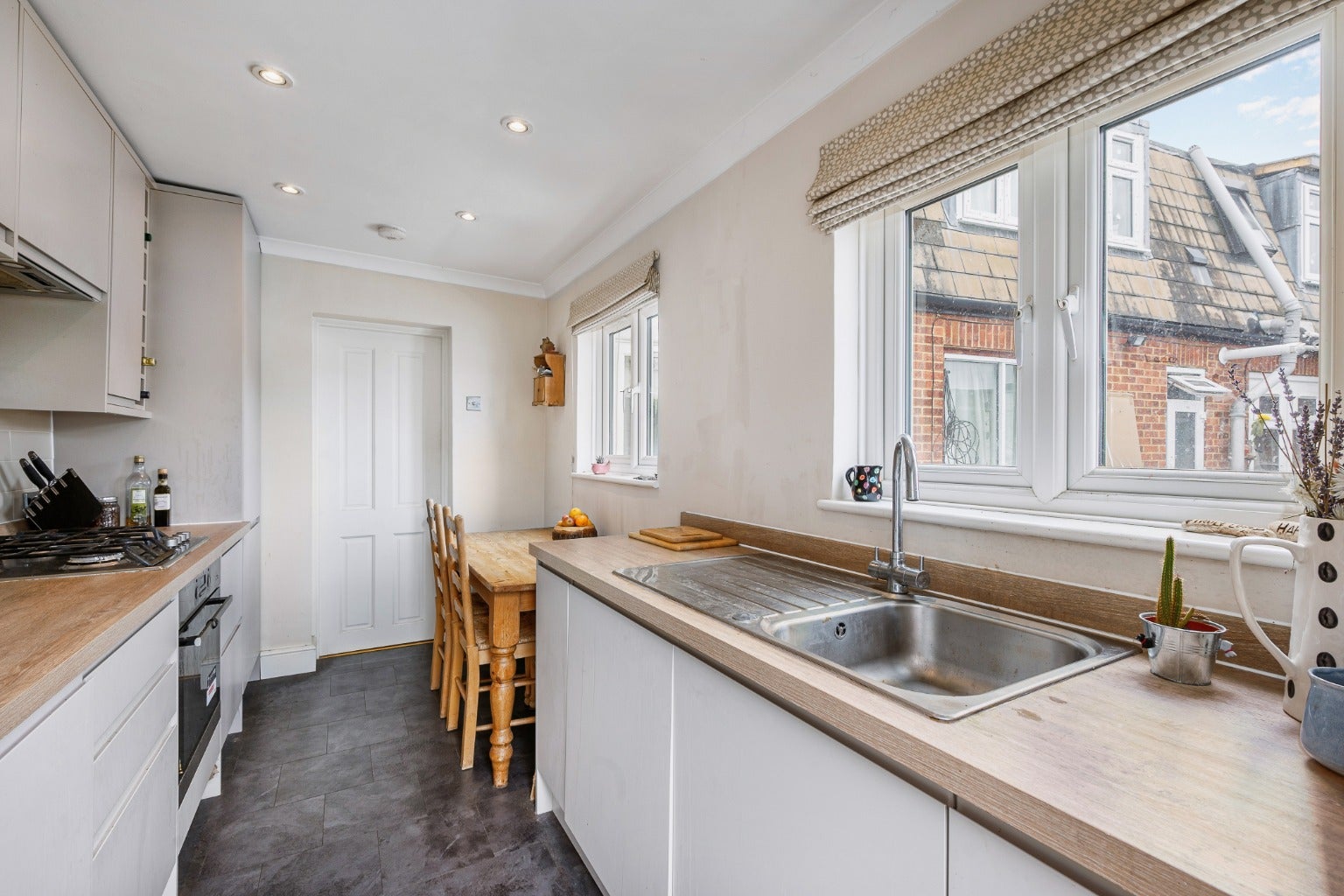 Flat Greyhound Road in Greater London