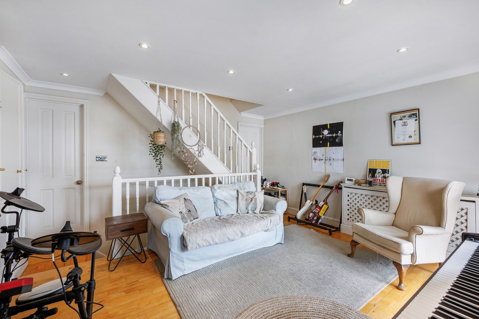 Flat Greyhound Road in Greater London
