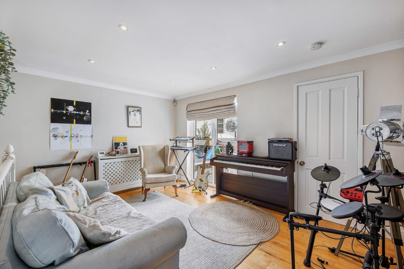 Flat Greyhound Road in Greater London