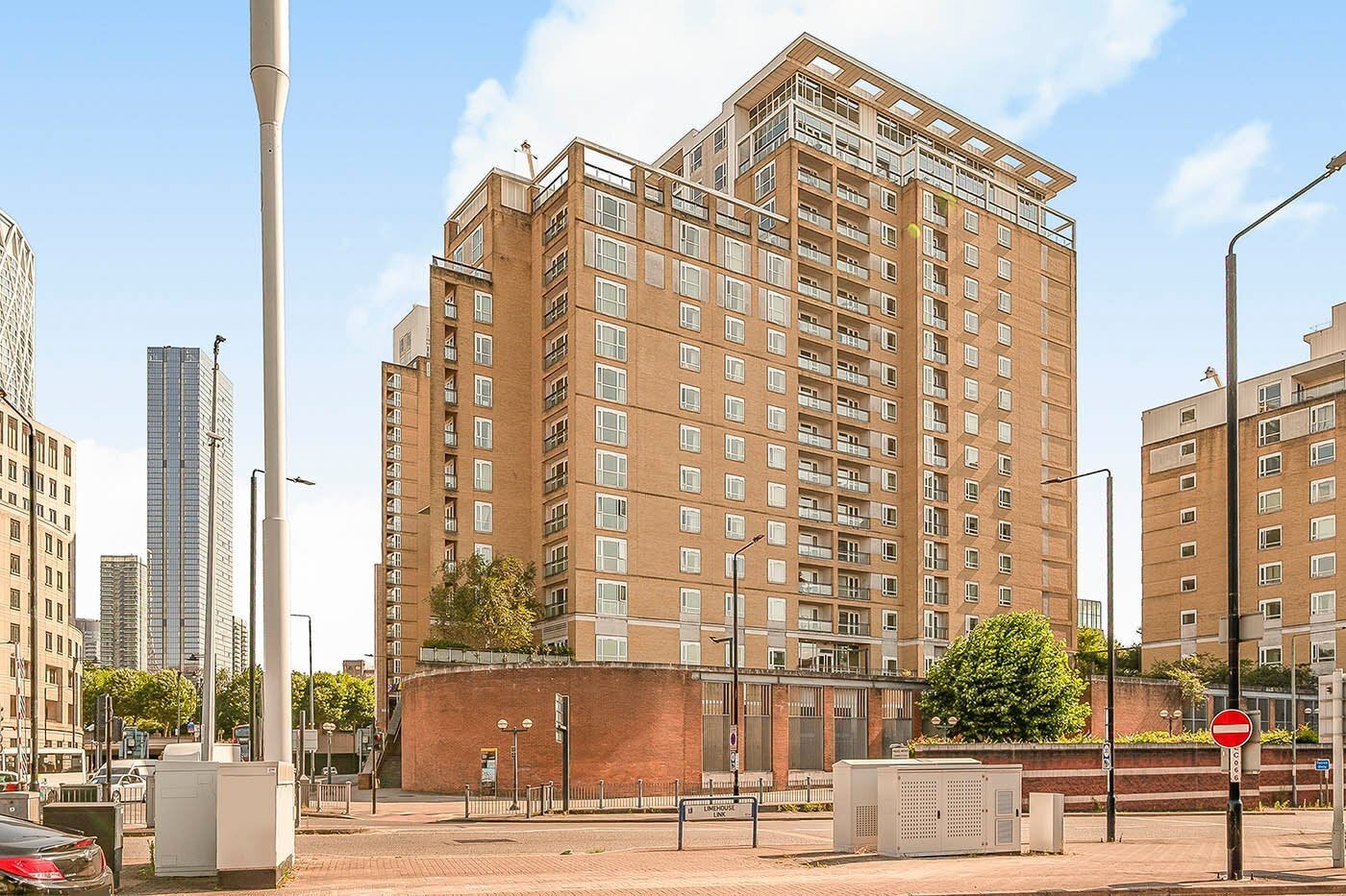 Flat Westferry Circus in Greater London