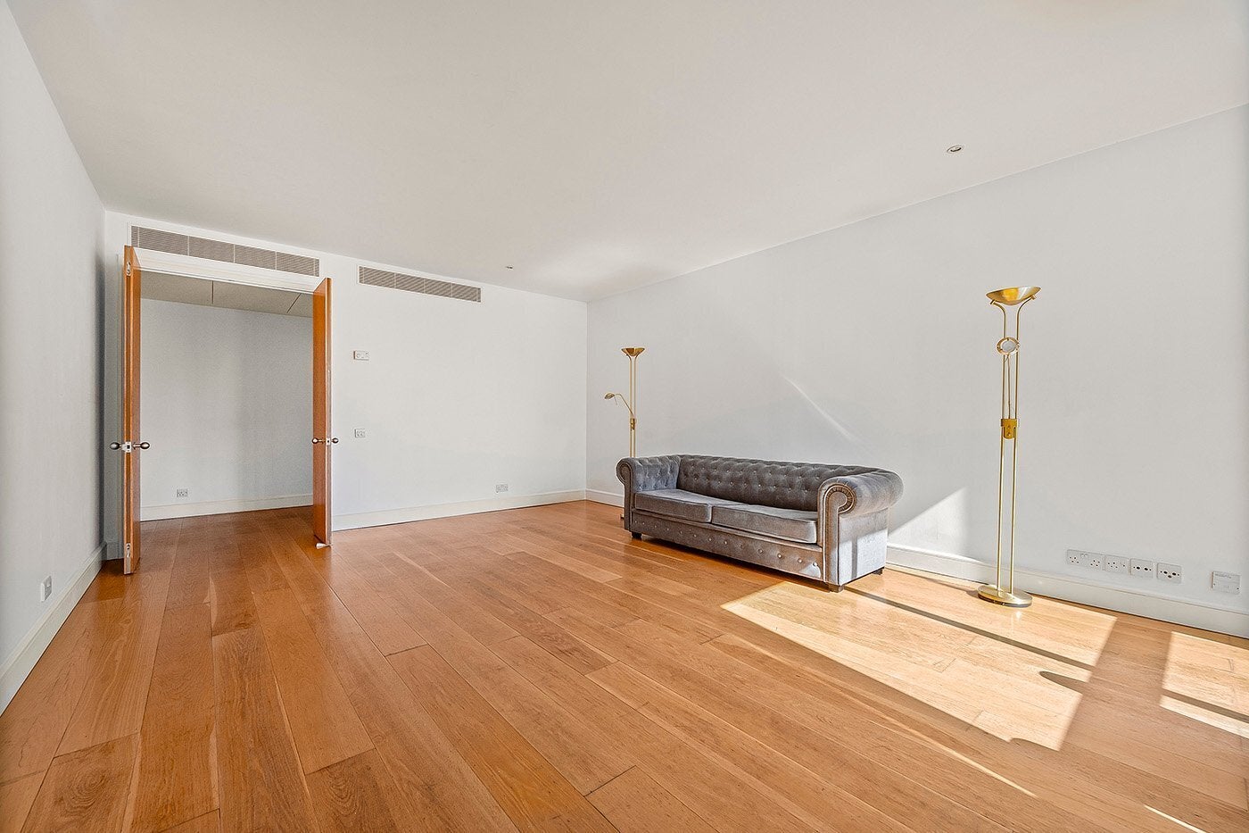 Flat Westferry Circus in Greater London