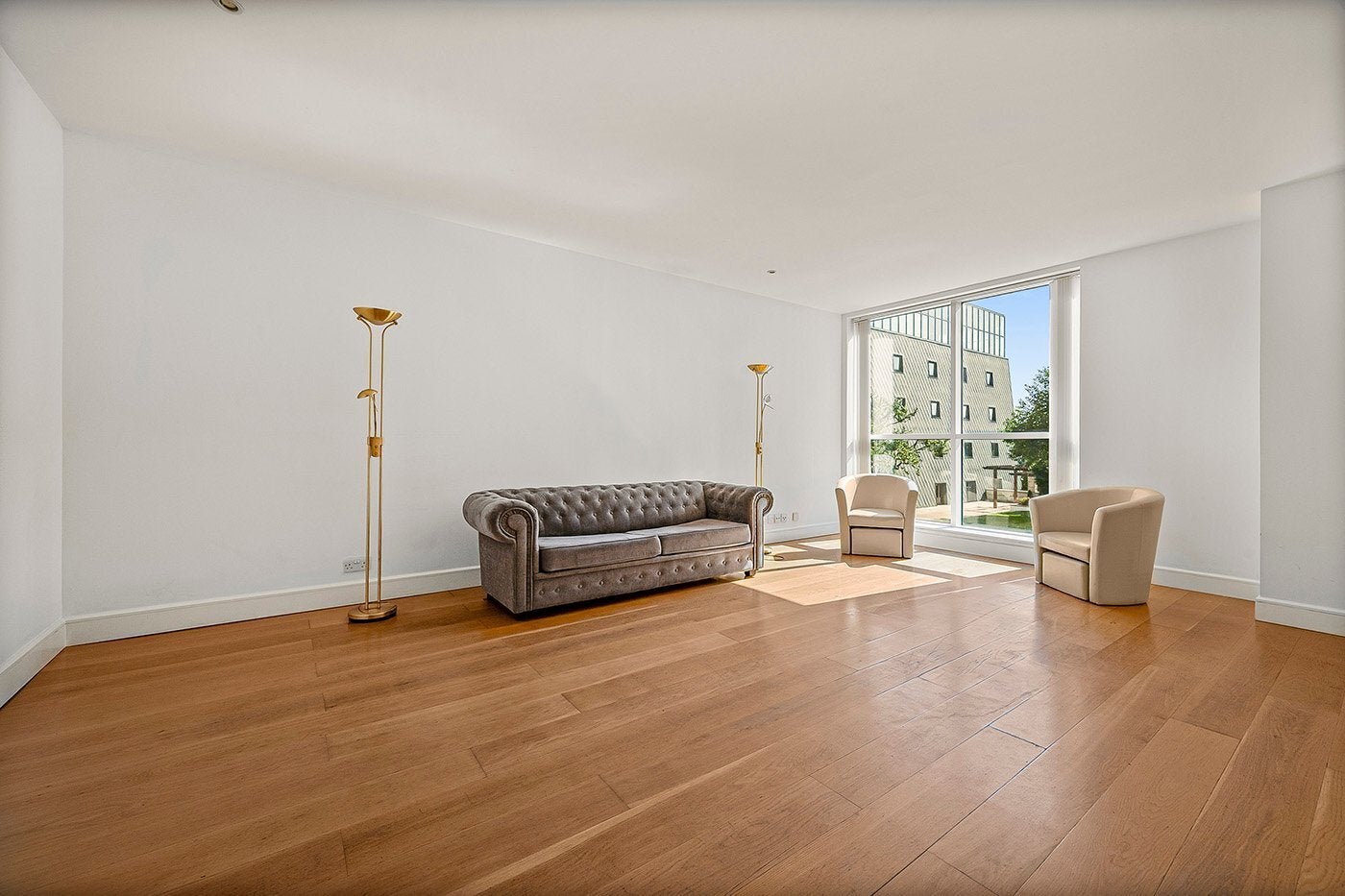 Flat Westferry Circus in Greater London