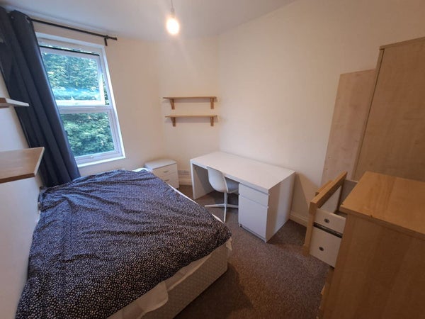 Room Horfield Road in Bristol