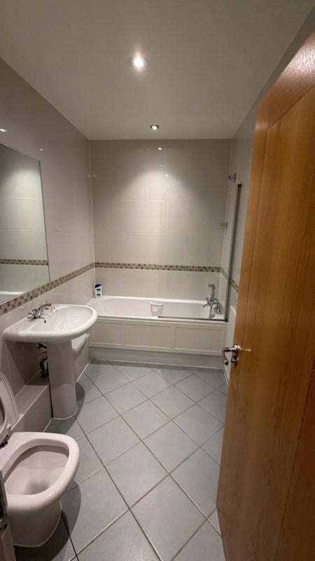 Room Warwick Road in Greater London