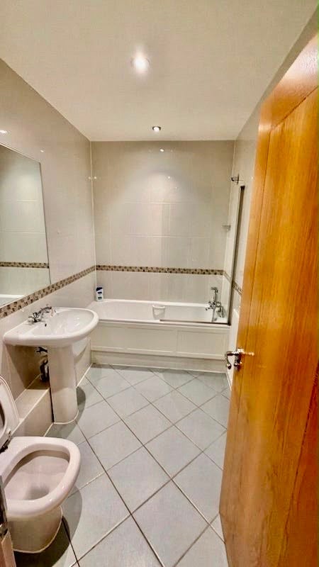 Room Warwick Road in Greater London