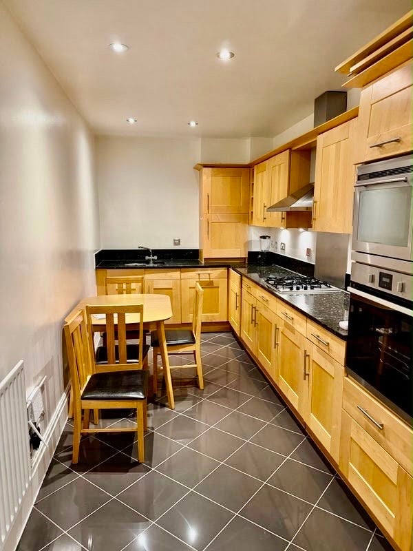 Room Warwick Road in Greater London