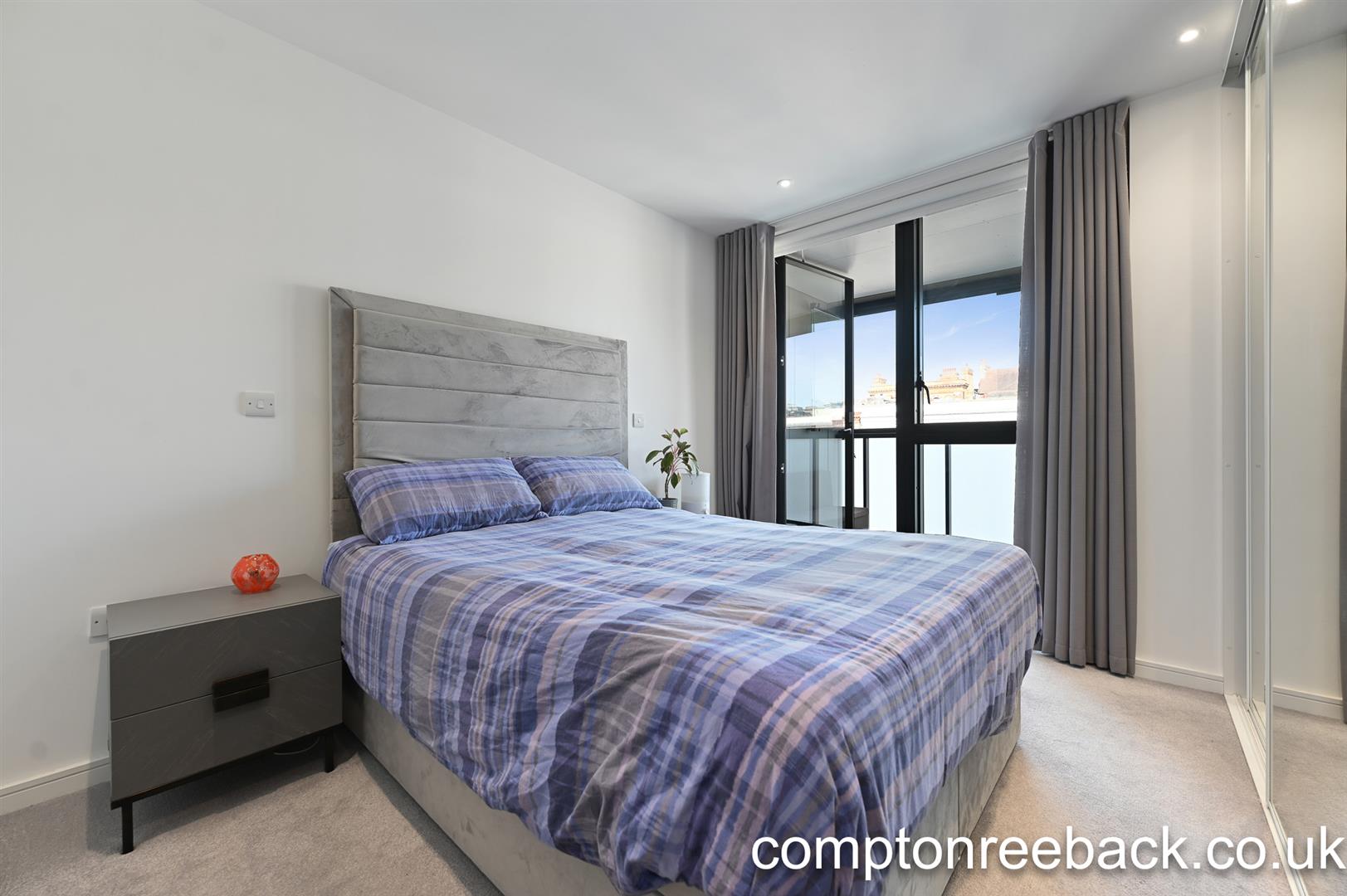 Flat Chippenham Gardens in Greater London