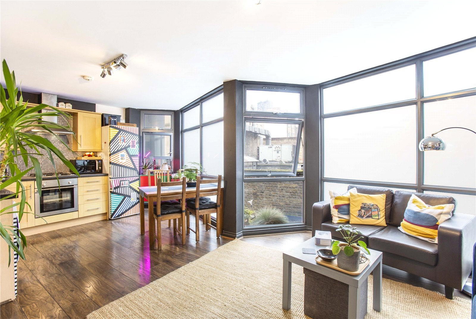 Flat Gunthorpe Street in Greater London