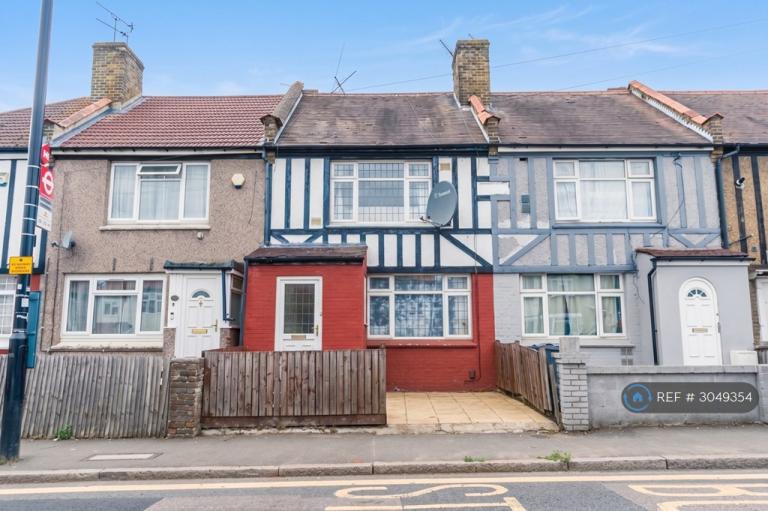 House Vicarage Farm Road in Greater London
