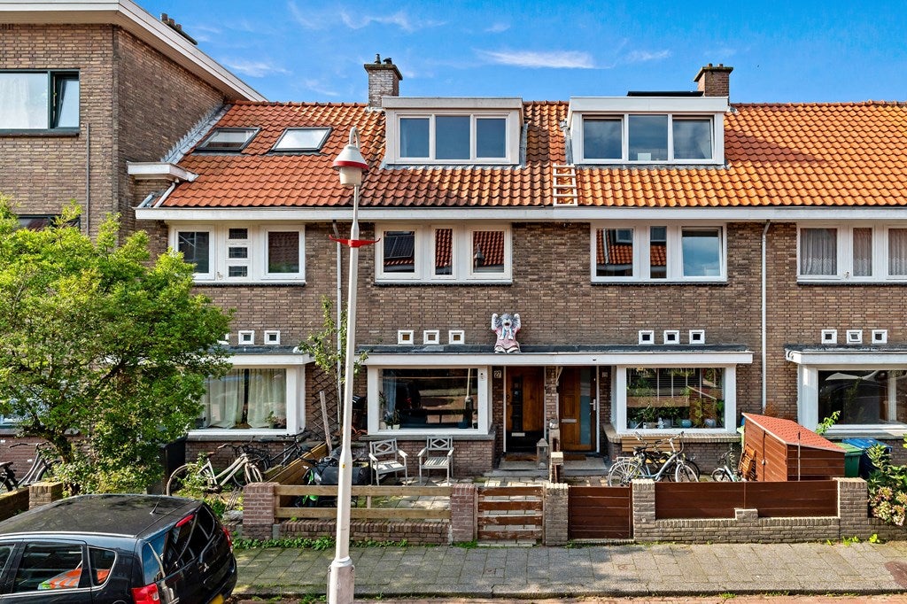 Huis Boele van Hensbroekstraat 27 in Den Haag