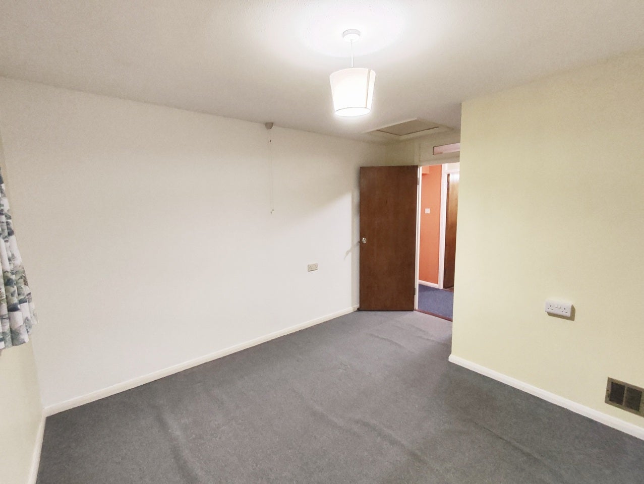 Flat Queens Drive in Swindon