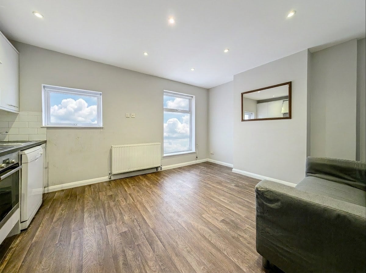 Flat Frensham Drive in Greater London
