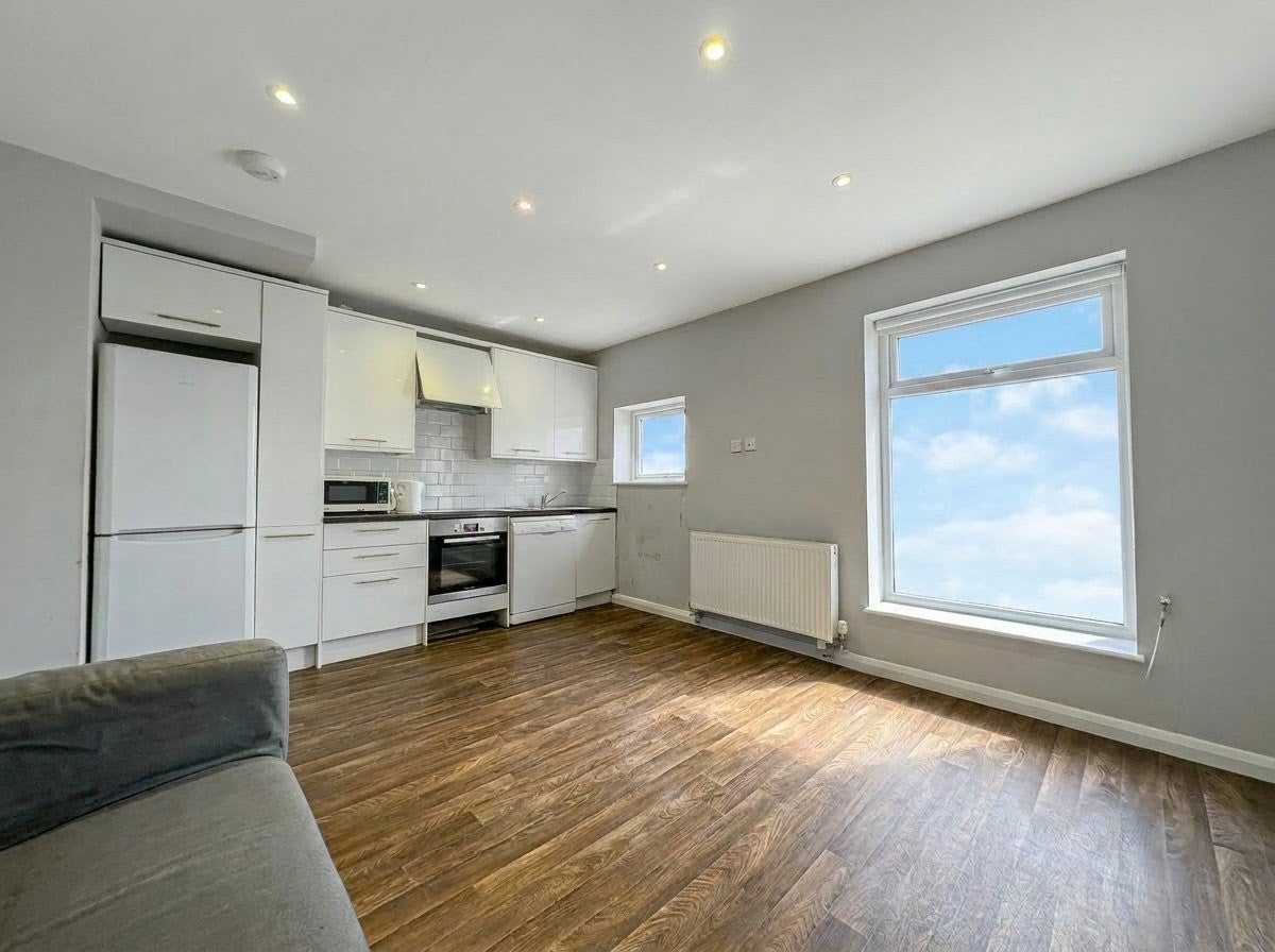 Flat Frensham Drive in Greater London