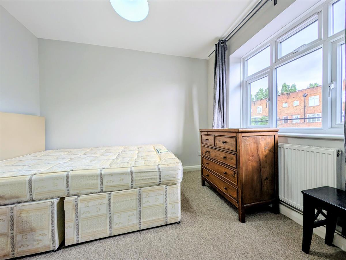 Flat Frensham Drive in Greater London