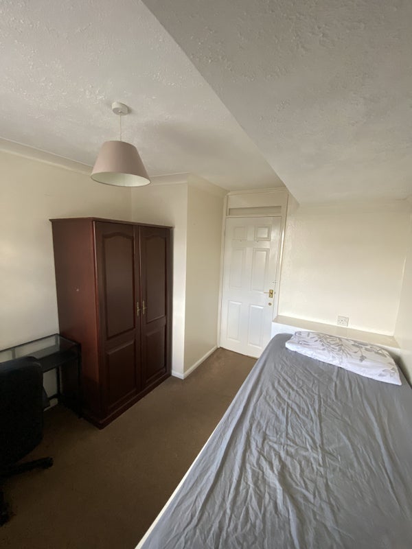 Room Neville Road in Bristol