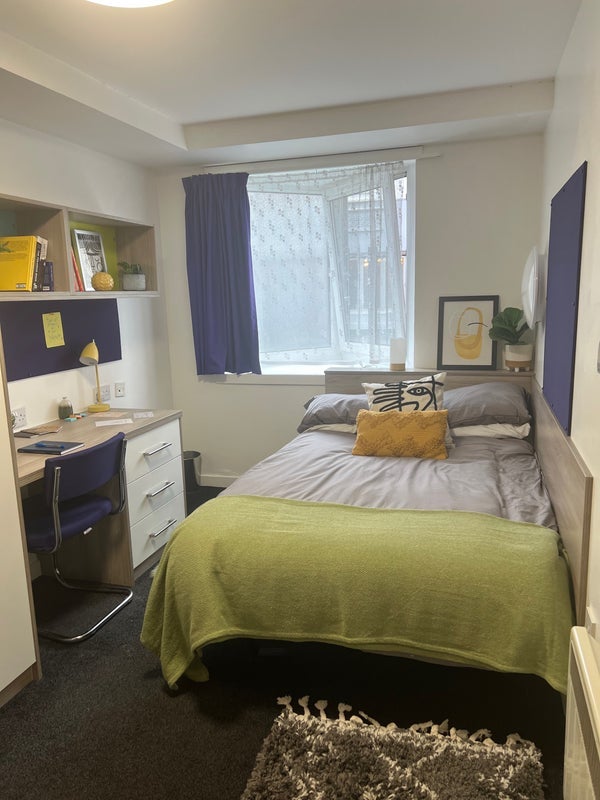 Room Queens Road in Coventry