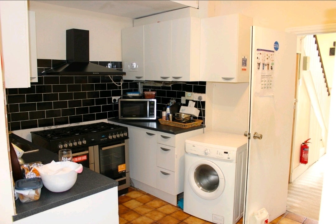 Room Courtfield Avenue in Greater London