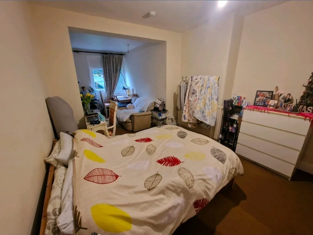 Room Courtfield Avenue in Greater London