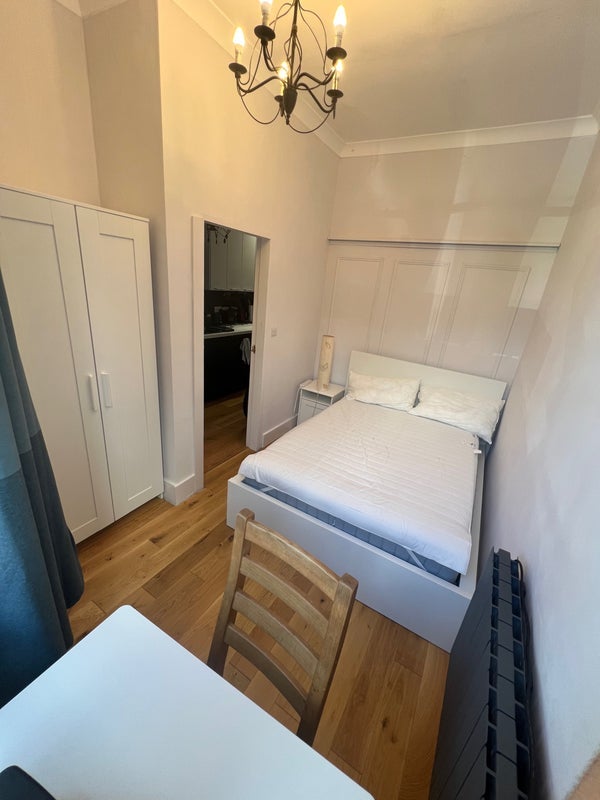 Room Edith Road in Greater London
