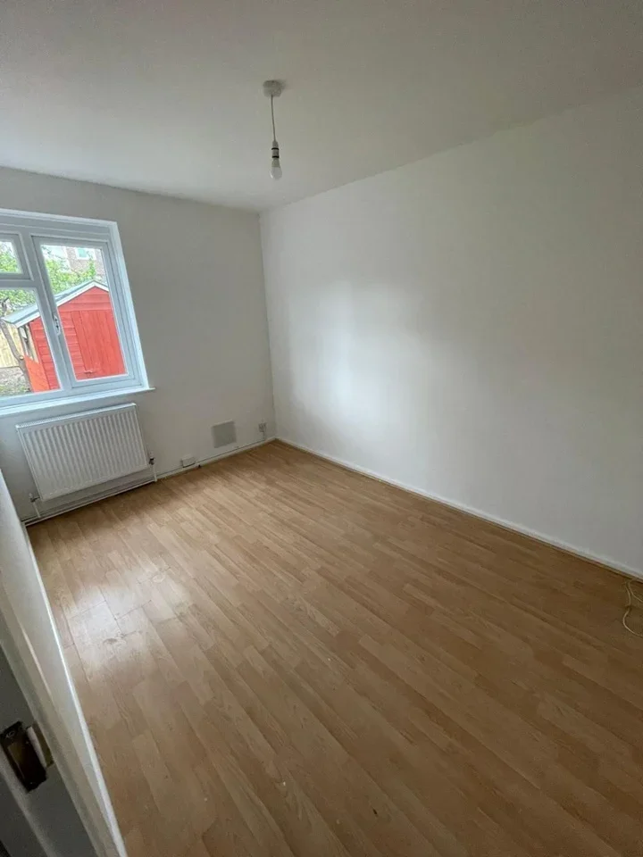 Room Boxgrove Road in Greater London
