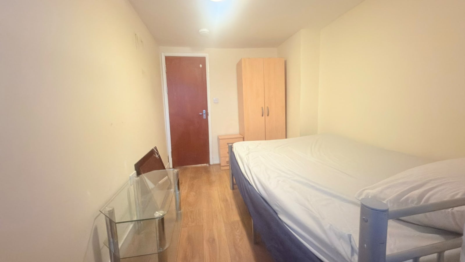 Room High Road in Greater London