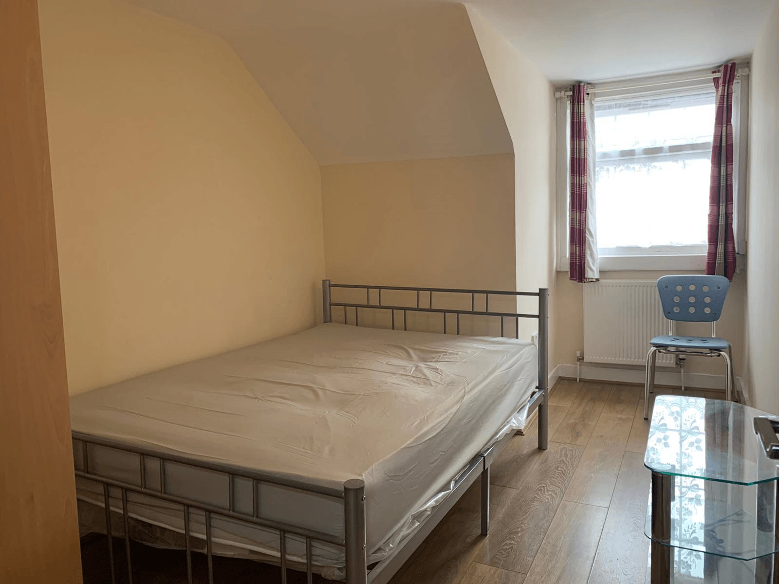 Room High Road in Greater London