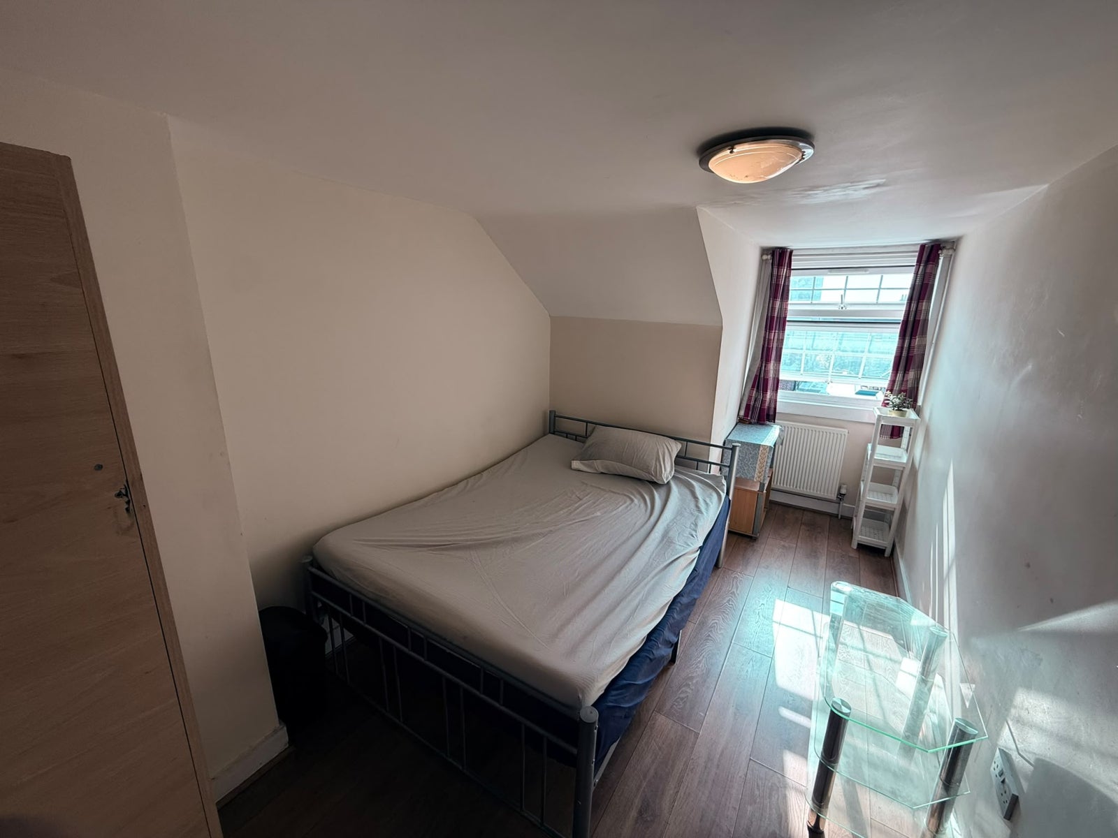 Room High Road in Greater London