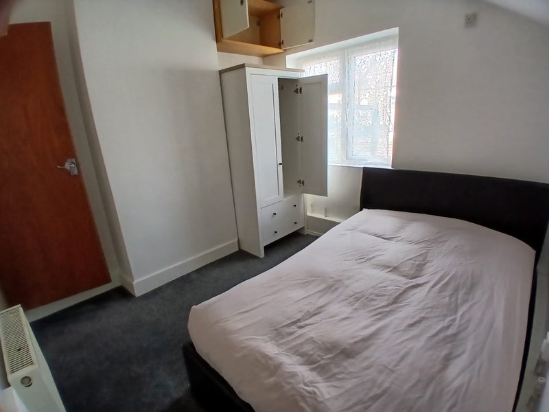 Room Desford Road in Greater London