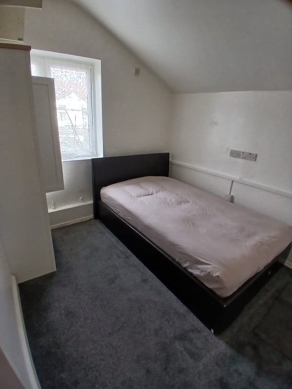 Room Desford Road in Greater London