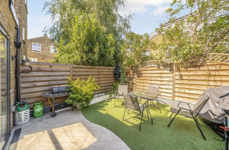 Room Mauleverer Road in Greater London