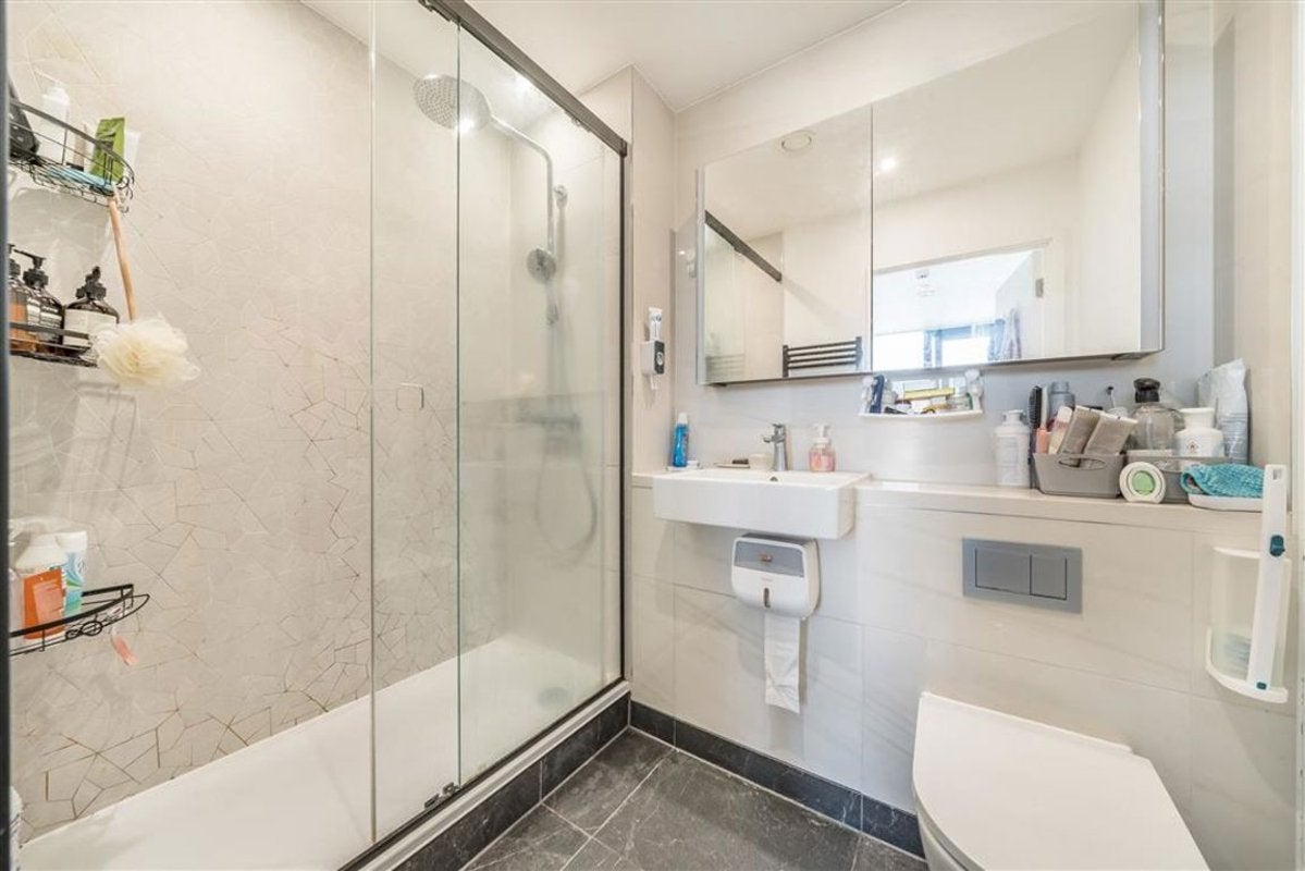 Flat Limehouse Causeway in Greater London