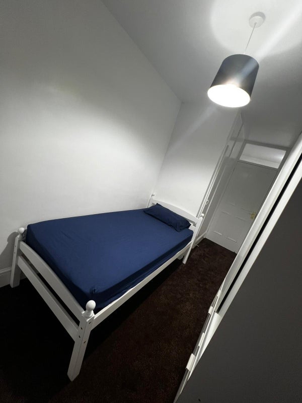 Room Manchester Road in Greater London