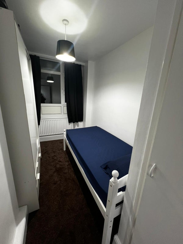 Room Manchester Road in Greater London